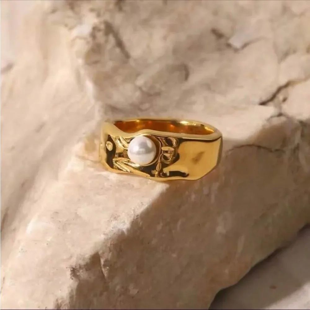 Bohemian ring A1027